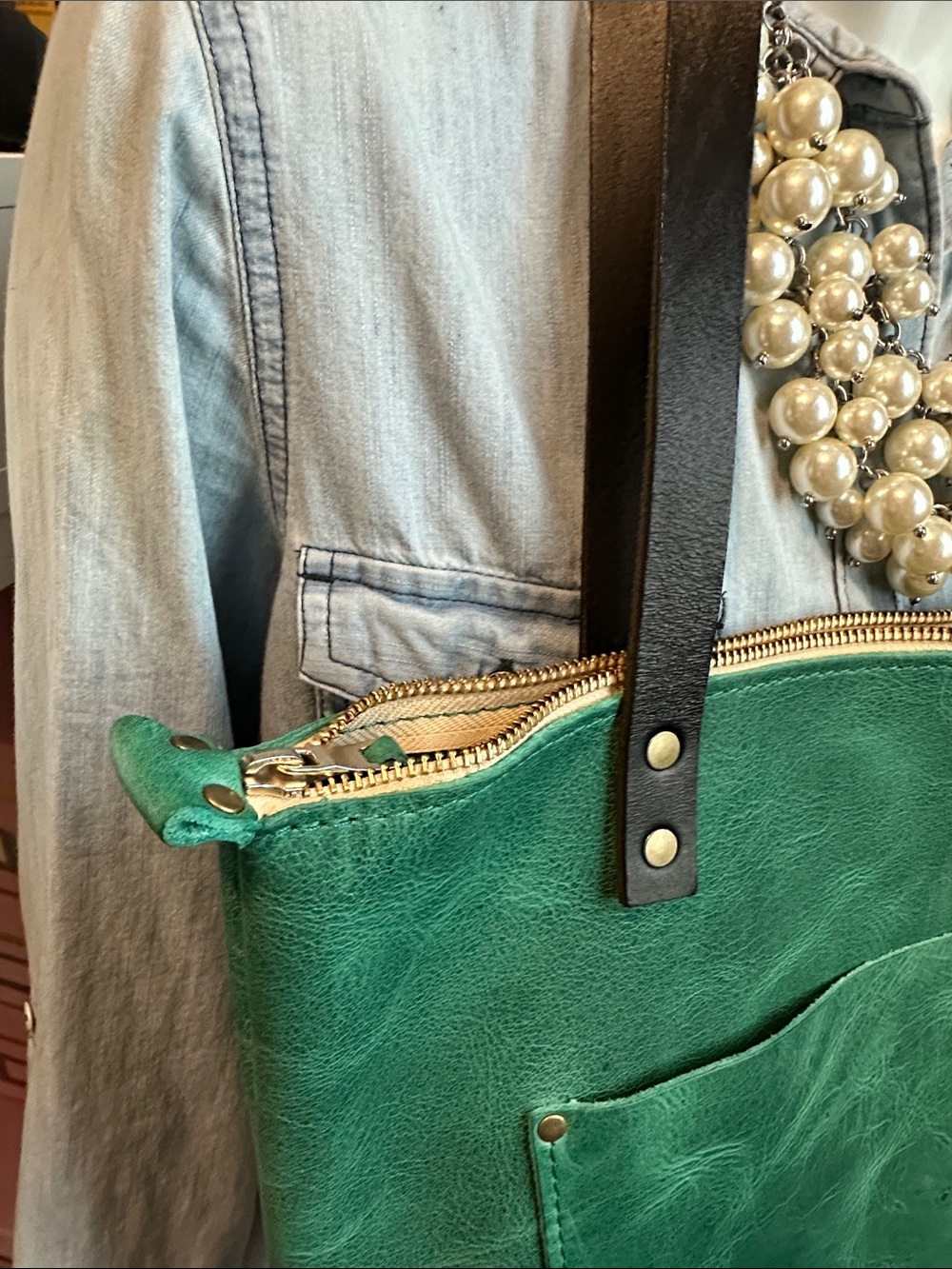 PLG reef medium zipper tote champagne ๐พ jumbo tassel - Picture 3 of 10
